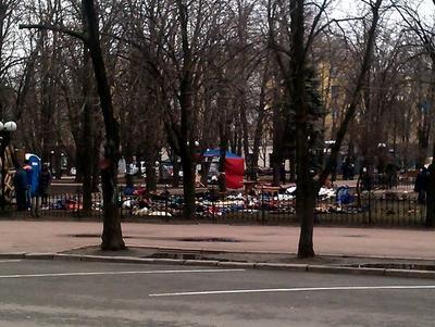 Бей своих! Луганская "самооборона" разгромила палатки "Луганской гвардии"