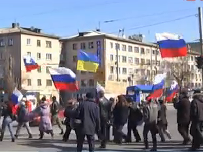 Перемирие? Пророссийский митинг в Донбассе прошёл под украинским флагом (ВИДЕО)