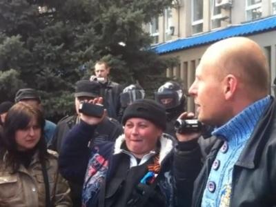 СБУ в осаде женщин: луганские активисты бросили под ноги милиции 30 серебреников (ВИДЕО)