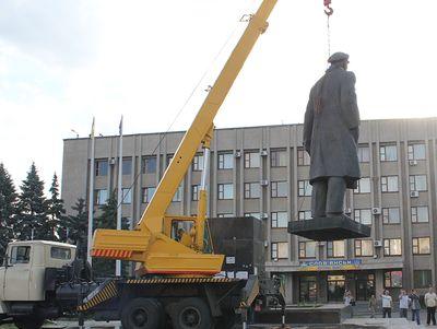 Болгарка, флаги, грузовик: как в Славянске демонтировали Ленина (ВИДЕО)