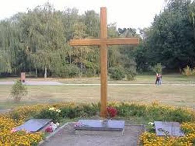В Славянске вандалы спилили памятный крест украинским воинам
