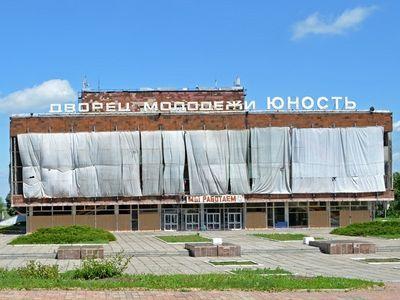 Как живет обстрелянный Дворец молодежи "Юность" в Донецке