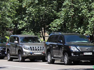 Главарь "ДНР" Захарченко ездит "по-богатому и по-взрослому" - на авто VIP- класса с одинаковыми номерами