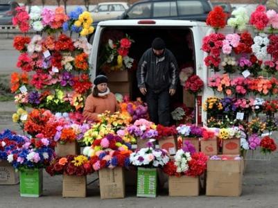 Посещать кладбища на Пасху и в праздники не стоит и нужны ли искусственные цветы - разъяснения священнослужителя