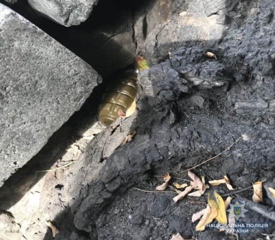 В Киеве на улице прохожие нашли гранату