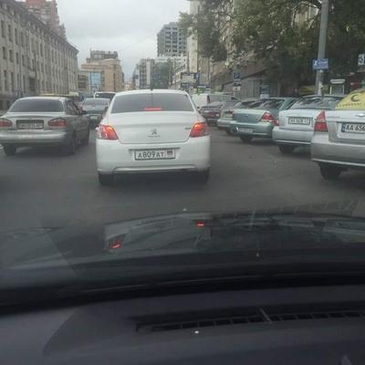 По Киеву ездит автомобиль с номерами «ДНР»
