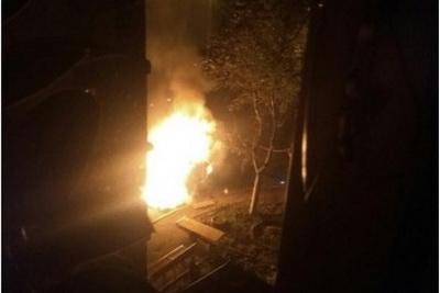 В центре Донецка сожгли припаркованный автомобиль
