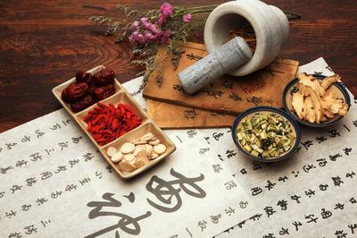 В Китае одобрили три "народных" лекарства для лечения COVID-19