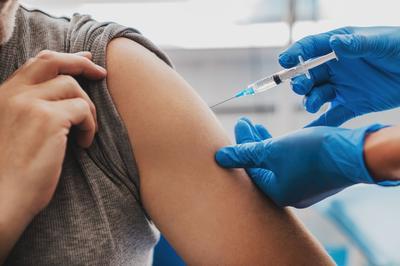 Минздрав ввел бустерную COVID-вакцинацию для всех совершеннолетних