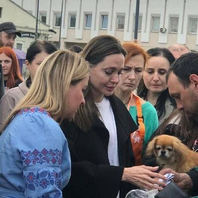 Анджелина Джоли приехала во Львов и пообщалась с беженцами с Донбасса (ВИДЕО)