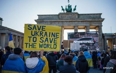 В Берлине на два дня запретили символику России и Украины