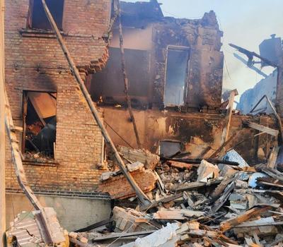 В результате авиаудара рашистов по школе на Луганщине под завалами оказались 90 человек