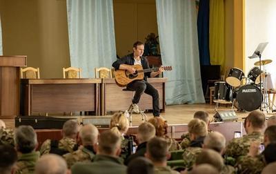 Вакарчук дал концерт для ВСУ на Луганщине
