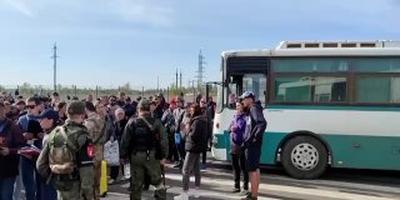 Оккупанты под видом эвакуации депортируют мариупольцев в РФ