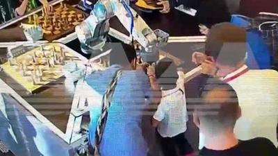 Российский робот-шахматист сломал палец семилетнему мальчику (ВИДЕО)