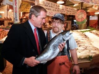 Бушу предложили работу зазывалы в магазине