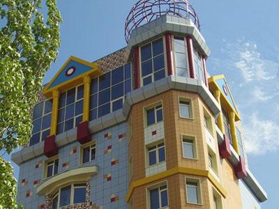 На пересечении ул. Артема и просп. Богдана Хмельницкого в Донецке завершается строительство эксклюзивного 11-этажного клубного дома Гауди.