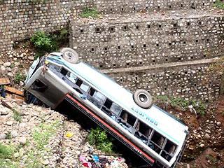 Индийский автобус с паломниками упал в пропасть