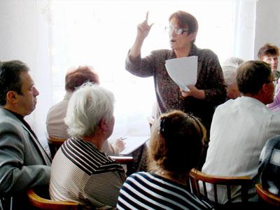 Председатель общественной организации «Громада Юнокоммунаровска»  Любовь ЛЕОНЕНКО объясняет людям, как они могут отстаивать свои права на качественные коммунальные услуги. 