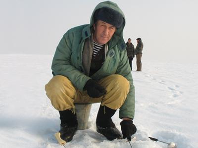 Седовец Александр Геращенко - профессиональный рыбак. Он как никто другой знает коварный нрав древней меотиды. И, тем не менее, рискует ради увлечения, которое присуще каждому мужчине-добытчику.